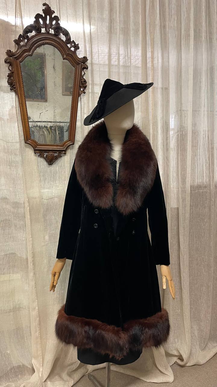 Cappotto fine anni 50 in velluto nero mod.zarina con bordi in pelliccia - tg.xs/s
