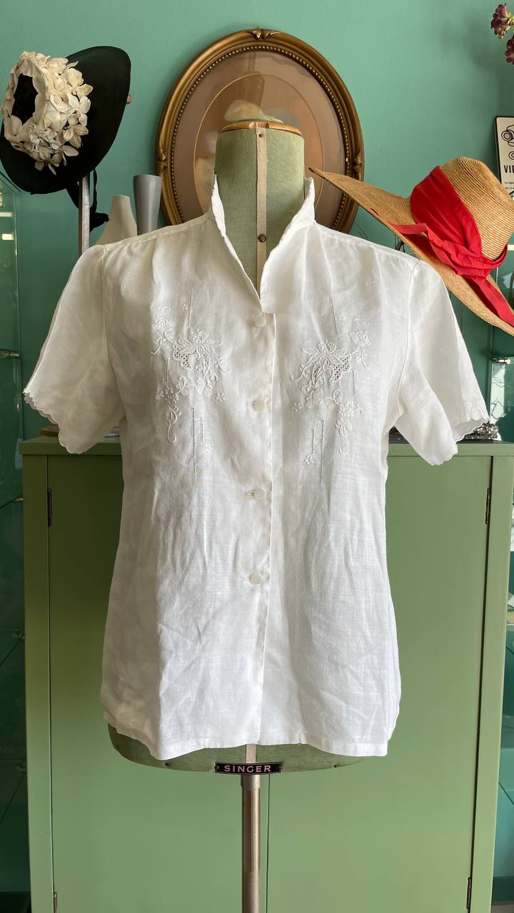 Camicia romantica in lino ricamata a mano - tg.M/L