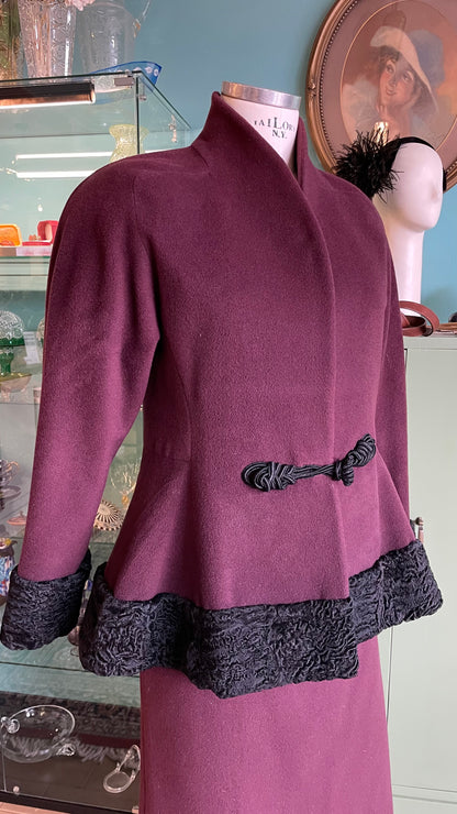 Giacca in lana sartoriale con bordatura in Astrakan nero