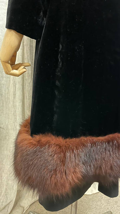 Cappotto fine anni 50 in velluto nero mod.zarina con bordi in pelliccia - tg.xs/s