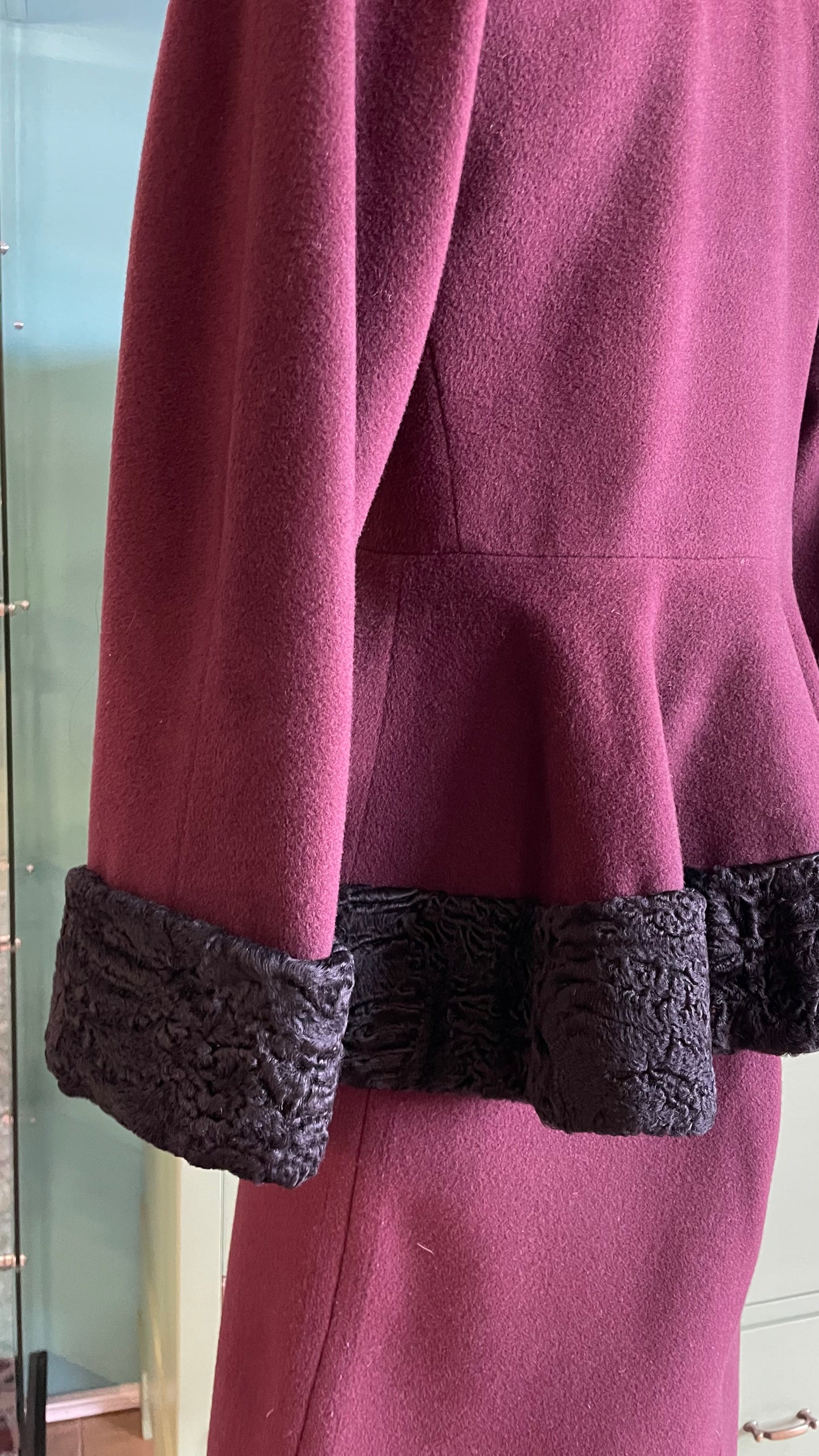 Giacca in lana sartoriale con bordatura in Astrakan nero