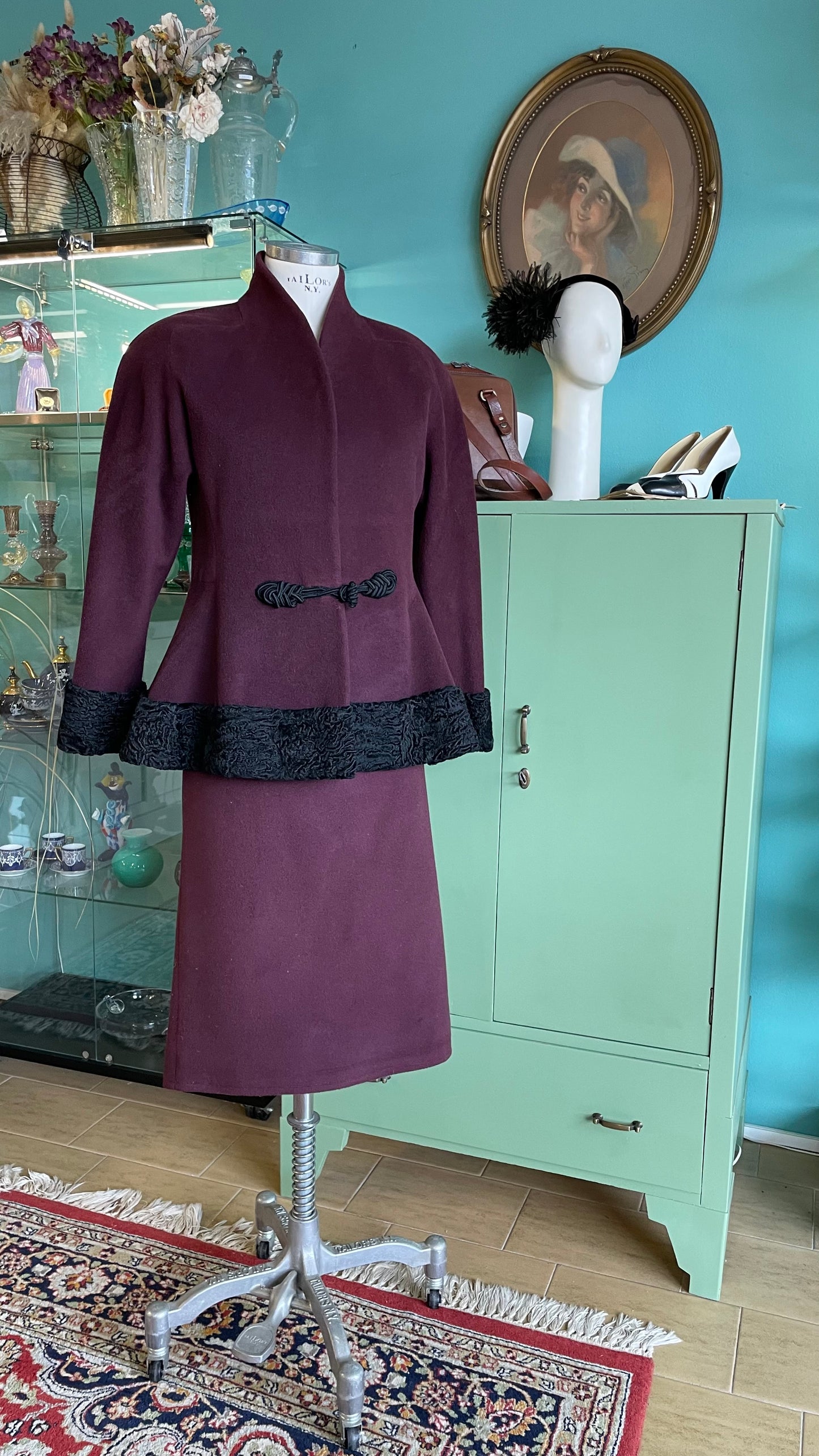 Giacca in lana sartoriale con bordatura in Astrakan nero