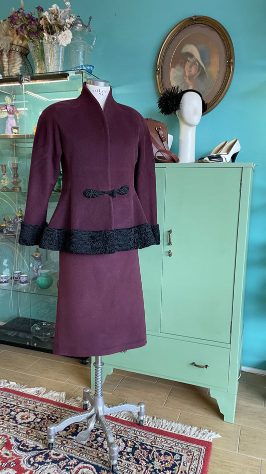 Giacca in lana sartoriale con bordatura in Astrakan nero