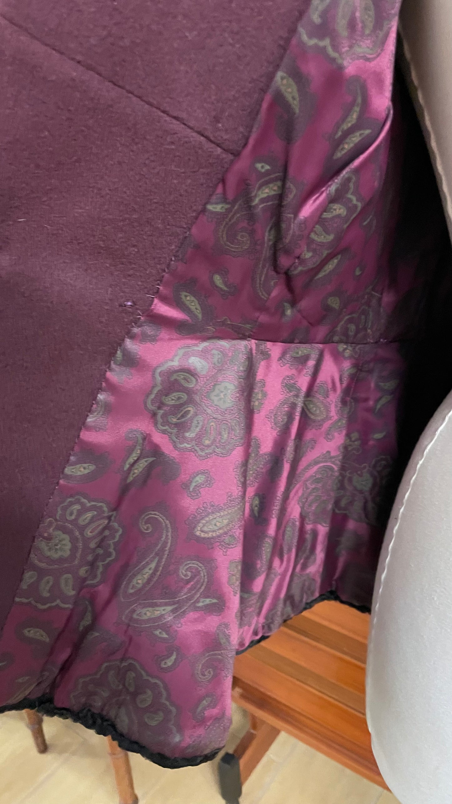 Giacca in lana sartoriale con bordatura in Astrakan nero