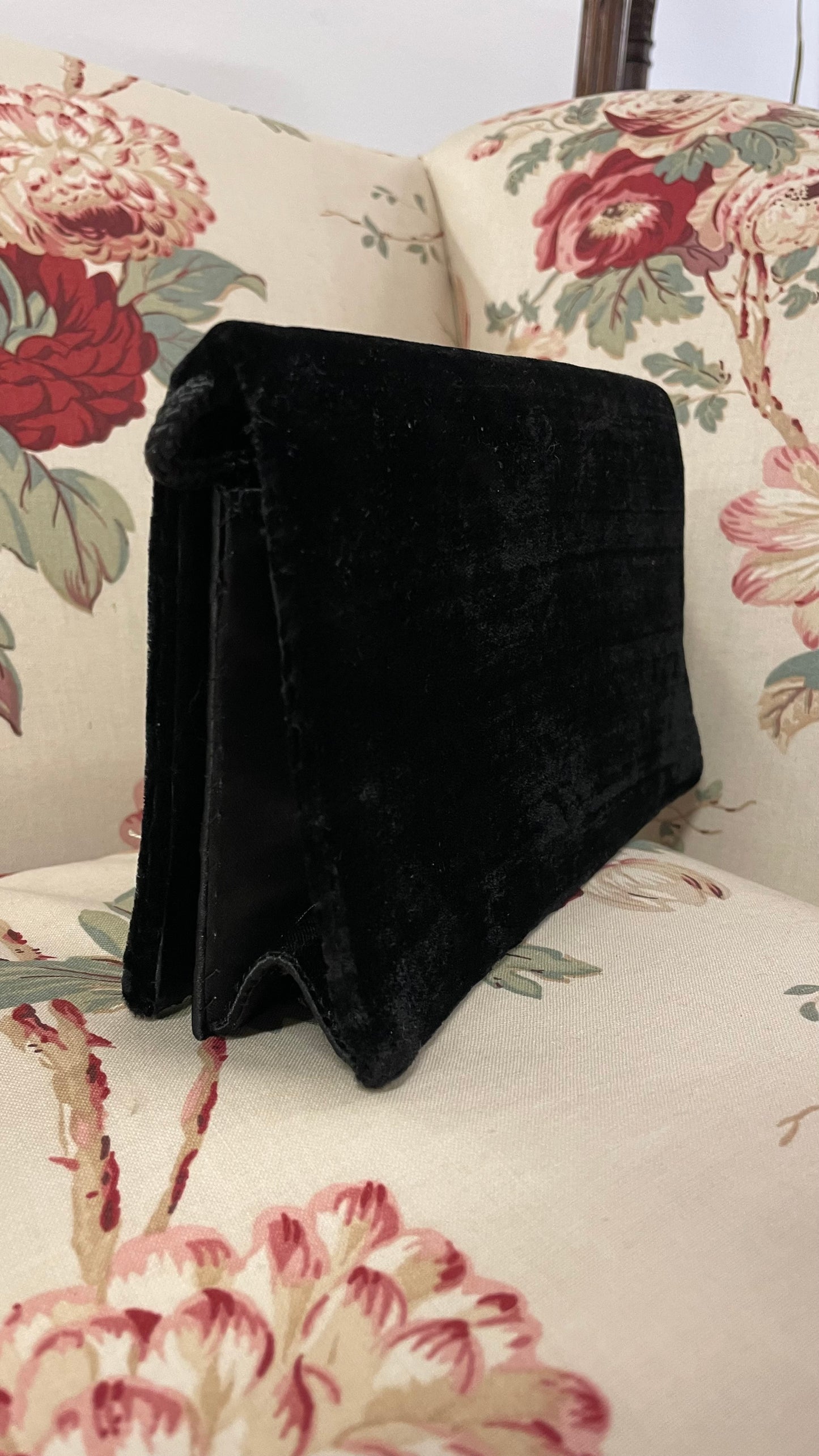 Pochette in velluto nero con preziosi ricami dorati