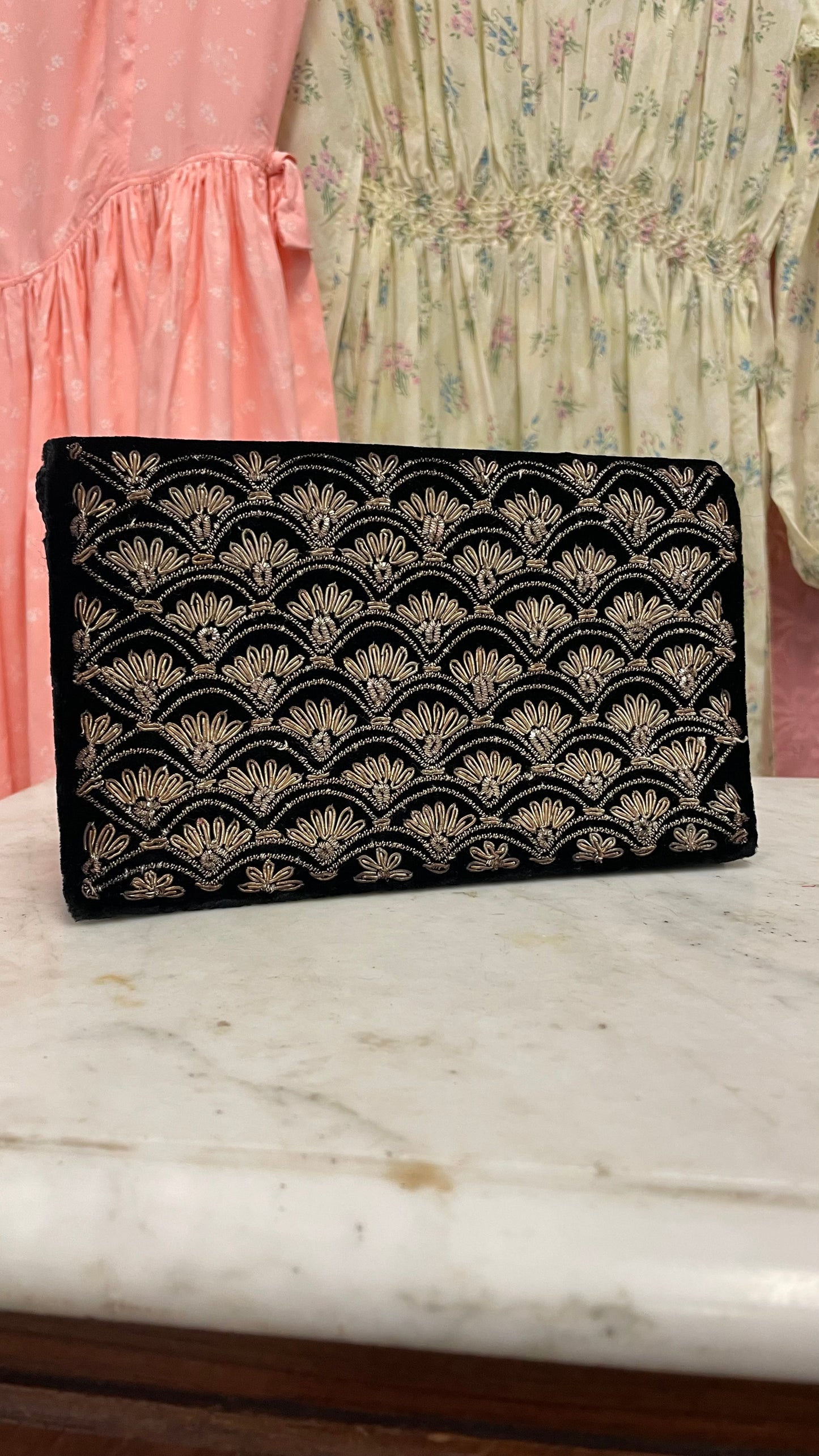 Pochette in velluto nero con preziosi ricami dorati