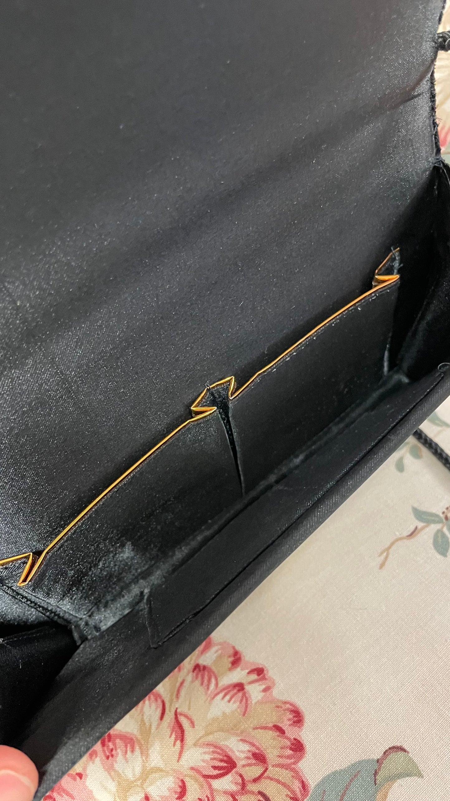 Pochette in velluto nero con preziosi ricami dorati