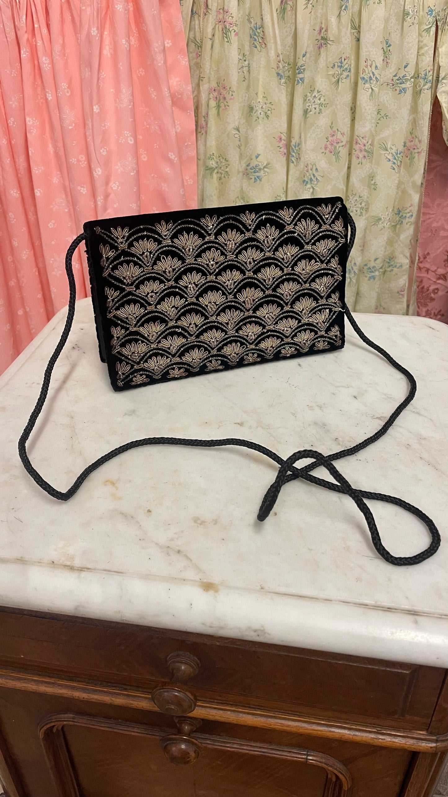 Pochette in velluto nero con preziosi ricami dorati