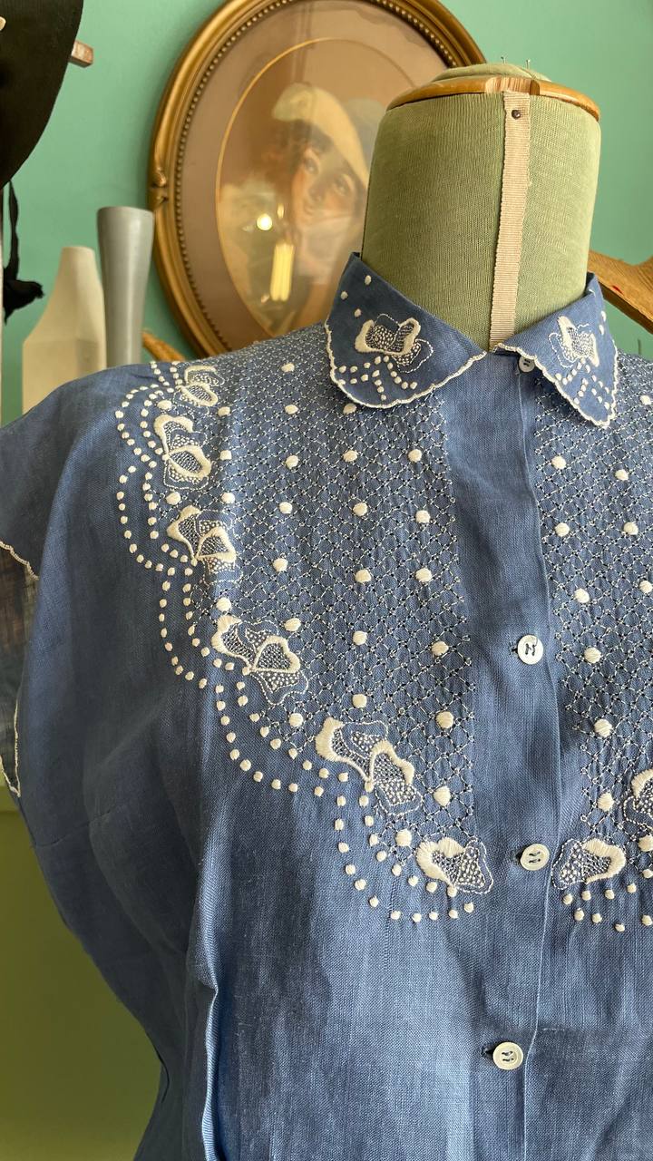 Blusa smanicata anni 50 deadstock in lino ricamata a mano - tg.M/L