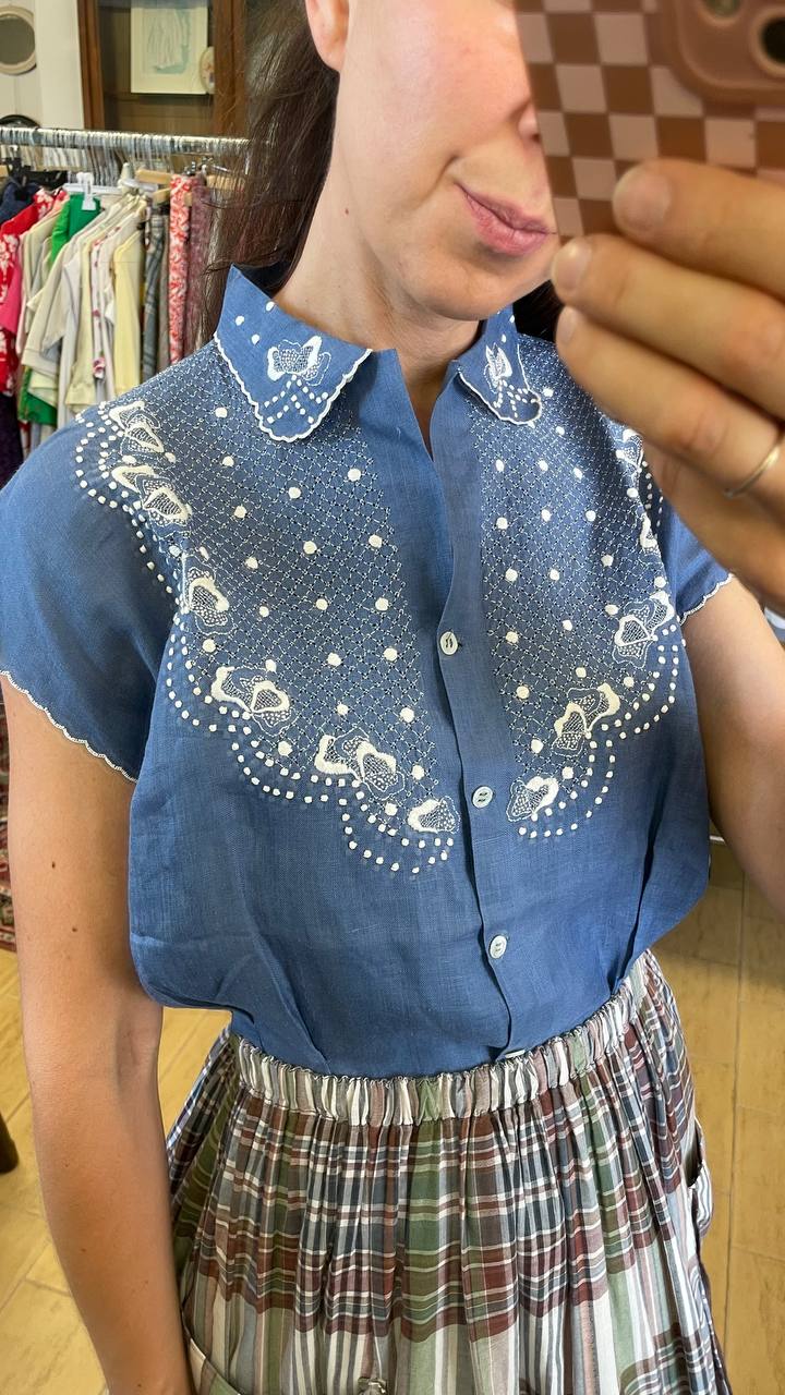Blusa smanicata anni 50 deadstock in lino ricamata a mano - tg.M/L