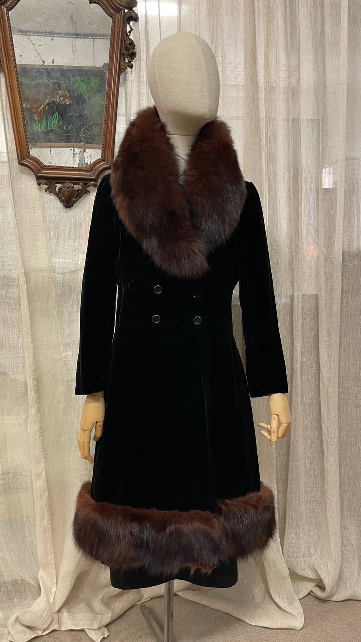 Cappotto fine anni 50 in velluto nero mod.zarina con bordi in pelliccia - tg.xs/s